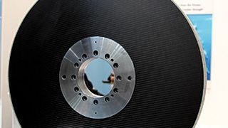 Der Schleifscheibenkörper aus CFK bringt mehr Dynamik in den Schleifprozess. (Bild: Kraus)