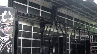 Die Seitenwände des „Flüglers“ aus Ulm werden elektrohydraulisch betätigt und geben den Laderaum mit zertifizierter Ladungssicherung frei. (Bild: ITL)