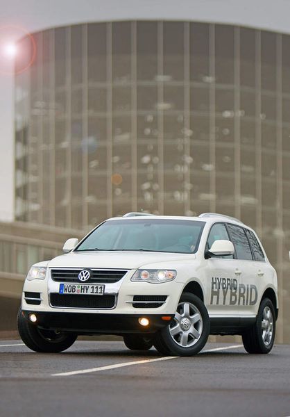 Ebenfalls noch nicht serienreif ist der Touareg Hybrid, der unter neun Liter auf 100 Kilometer verbrauchen soll. (Archiv: Vogel Business Media)