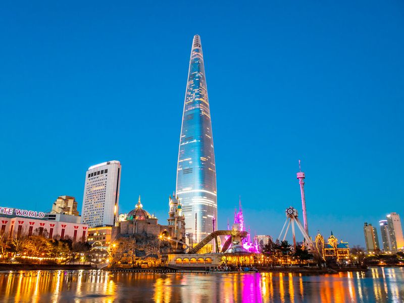 Die Expressaufzüge im Lotte World Tower in Seoul erreichen ebenfalls eine Geschwindigkeit von 10 m/s. (Bild: siraphol - stock.adobe.com)