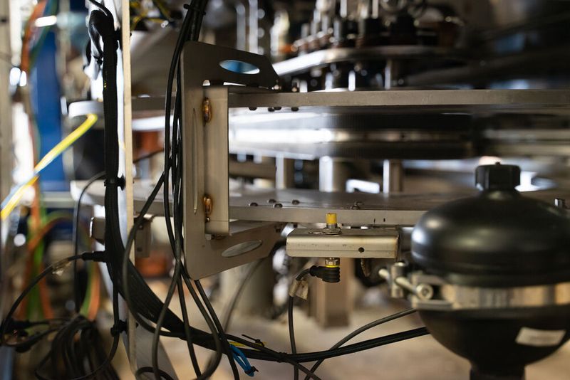 Kontrolleur mit großem Erfassungsbereich: Passiert eine Kassette den Näherungsschalter NI10U-M12, startet die SPS den Timer eines Erntevorgangs. (Bild: Turck)