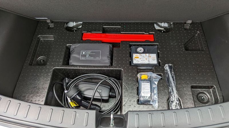 Unter der Abdeckung gibt es viel Styropor und immerhin ein kleines Fach, in das man ein sorgfältig zusammengerolltes Ladekabel hineinstecken kann.  (Bild: Rosenow – VCG)