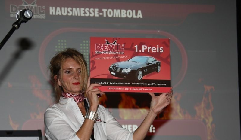 Der Gewinner der Aktion »Route 666« darf ein Jahr kostenlos einen Mercedes SL fahren. (Archiv: Vogel Business Media)