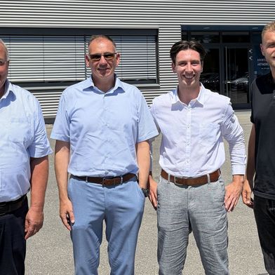 Persönliches Treffen am Produktionsstandort von Bedrunka+Hirth in Bräunlingen (v.l.n.r.): Ludwig Kellner (B+H, CEO), Jürgen Widmann (EVO, CEO), Jonas Rohart (B+H, Anwendungstechnik) und Lukas Stocker (B+H, Vertriebsleitung) (Bild: EVO Informationssysteme)