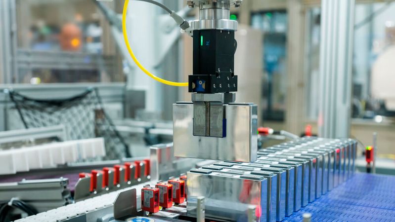 Das Lackieren von Batteriezellen bei BMW in Leipzig.(Bild:  Bosch)