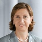 Titel, Name: Margret Suckale Geburtsjahr, -ort: 1956 in Hamburg  Funktion: Mitglied des Vorstands, Arbeitsdirektorin Firma: BASF SE  Ausbildung: Studium der Rechtswissenschaften mehrjährigen Tätigkeit als wissenschaftliche Mitarbeiterin an der Universität Hamburg Abschlüsse: zweites Staatsexamen in Hamburg, Executive Master of Business Administration der WHU, Vallendar, und der Kellogg School of Management, Illinois/USA sowie  Executive Master of European and International Law an der Universität St. Gallen/ Schweiz  Berufliche Laufbahn: 1985 Justiziarin für Marketing, Vertrieb, Vertrags-, Wettbewerbs-, und Kartellrecht, Arbeitsrecht, Supply and Distribution bei der Mobil Oil AG, Hamburg 1991 Verschiedene Positionen in Services Human Resources für Tochtergesellschaften der Mobil Corporation in Europa (London, Kopenhagen, Wien und Hamburg) 1996 Joint Venture Mobil/BP, Integration Team, Mobil Europe Ltd., London/Vereintes Königreich 1997 Bereichsleiterin im Zentralbereich Recht der Deutsche Bahn AG, Berlin 2004 Bereichsleiterin der Zentralen Stäbe der Deutsche Bahn  2005 Vorstand für Personal und Dienstleistungen der Deutsche Bahn AG 2008 Vorstand für Personal und Dienstleistungen der Deutsche Bahn Mobility & Logistics AG 2009 Leiterin der Zentraleinheit Global Human Resources der BASF SE, Ludwigshafen 2011 Arbeitsdirektorin der BASF SE, Standort¬leiterin für das Werk Ludwigshafen und Mitglied des Vorstands der BASF SE, verantwortlich für Human Resources, Engineering & Maintenance, Environment, Health & Safety sowie das Verbund Site Management Europe   Besonderes: Vorstandsmitglied des Vereins Zukunft Metropolregion Rhein-Neckar  Familienstand: verheiratet  (Bild: BASF)