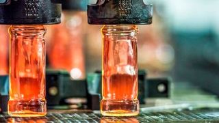 Robert Habeck hat den Glasverpackungshersteller Ardagh Glas besucht. Dabei wurde klar, dass die Strompreise für die Industrie generell noch weiter sinken müssen ... (Bild: Schraderhuber)