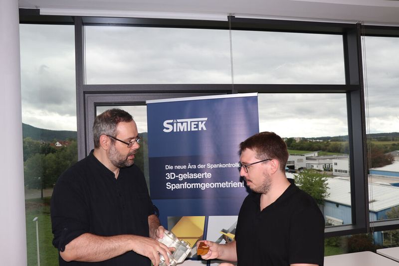 Simtek Head of Design Alexander Seifermann (left in the photo) in conversation with Christian Stier, Team Leader Design. (Source: Simtek)