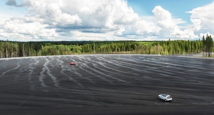 Im Testzentrum AstaZero lassen sich alle typischen, alltäglichen Verkehrssituationen darstellen, z.B. auf dem Hochgeschwindigkeitsabschnitt. (Bild: VOLVO)
