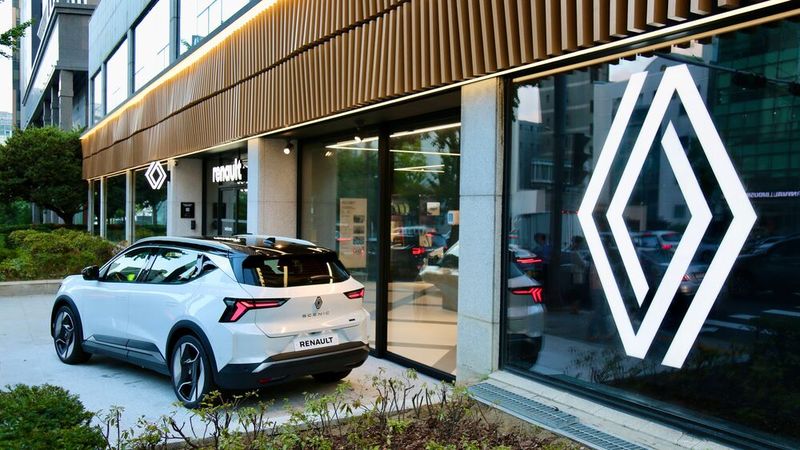Eintritt in den Showroom erhalten Kunden via QR-Code, die Beratung übernimmt ein Chatbot. (Bild: Renault)
