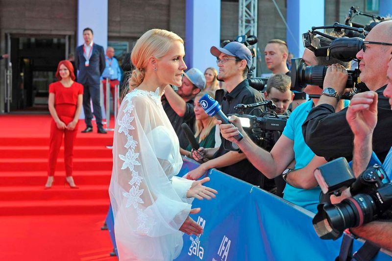 Judith Rakers war eine Moderatorinnen, hier beim Einzug über den roten Teppich, für den sich die Presse akkreditieren konnte. (Messe Berlin)