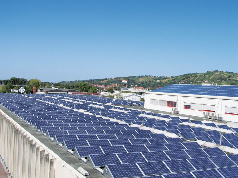 Bild 1: Sonnenstrom rechnet sich gerade für produzierende Unternehmen, wenn der Eigenverbrauch hoch genug ist. (Bild: Aton-Solar)