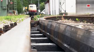 Die Lithiumfette Rhenus LSN 04 und Rhenus LWN 04 erfüllen die hohen Anforderungen, die Bahnbetreiber an die Weichenschmierung stellen. (Rhenus Lub)