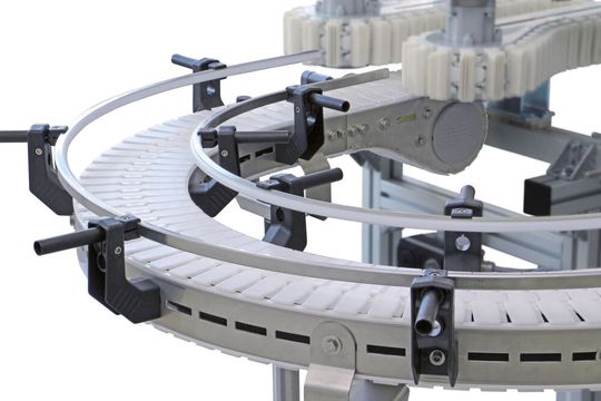 Kettenfördersystem „VarioFlow plus“ von Bosch Rexroth mit einer in Edelstahl ausgeführten Seitenführung.(Bild:  Bosch Rexroth)