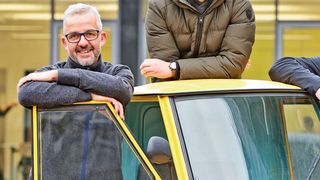 Die Väter der e-Ape: Studiendirektor Roland Hasenohr (links) mit den beiden Fachschülern Jochen Strubel (Mitte)und Sebastian Pfeiffer (rechts) der Heinrich-Hertz-Schule in Karlsruhe. (Phoenix Contact)