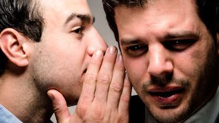 Gelegentlich hören Führungskräfte bereits im Vorfeld über schlechte Erfahrungen mit einem Mitarbeiter. Dennoch sollten Sie verhindern, dass die Vorurteile einen Einfluss auf die Zusammenarbeit haben. (©sharpshutter22 - stock.adobe.com)