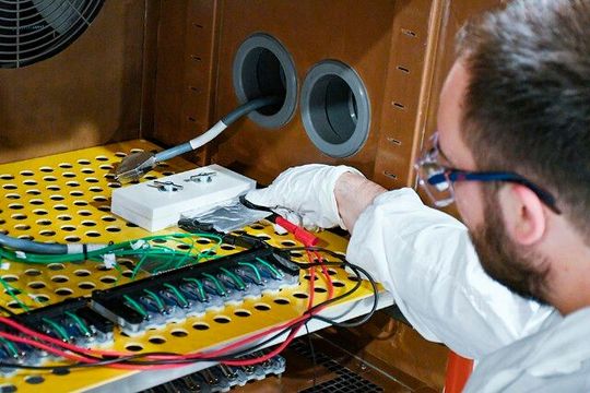 Contacting a pouch cell with electrode materials from the ThüNaBsE project.(Source:  Frauenhofer IKTS)