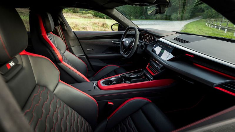 Audi bringt das Soundformat Dolby Atmos in ausgewählte Modelle, unter anderem den E-Tron GT.(Bild:  Audi)