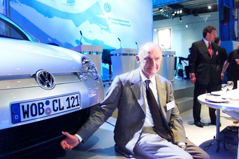 1999 präsentierte Ferdinand Piëch in Göteborg, Schweden den Lupo 3L TDI. Das Fahrzeug war das erste Serienauto, weltweit, mit einem Spritverbrauch von weniger als drei Litern. (Volkswagen)