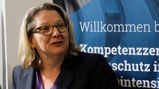 Bundesumweltminiserin Svenja Schulze bei der Eröffnung des Kompetenzzentrum Klimaschutz in energieintensiven Industrien (KEI) in Cottbus. (Rainer Weisflog/ BMU)