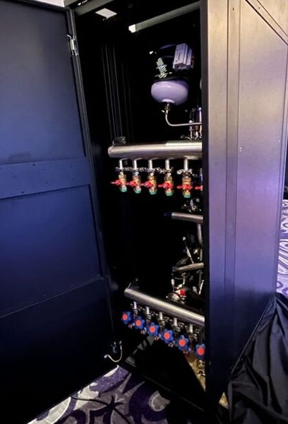 Abbildung 4: Die Rückseite des „Vertiv XDU“-Systems. Das warme Wasser kann eine Temperatur von 50 bis 60 Grad erreichen. Der Wärmetauscher lässt sich etwa mit einer wassergekühlten Rücktür kombinieren oder auch Seitenkühlern.  (Bild: Ulrike Ostler/ Vogel IT-Medien GmbH)