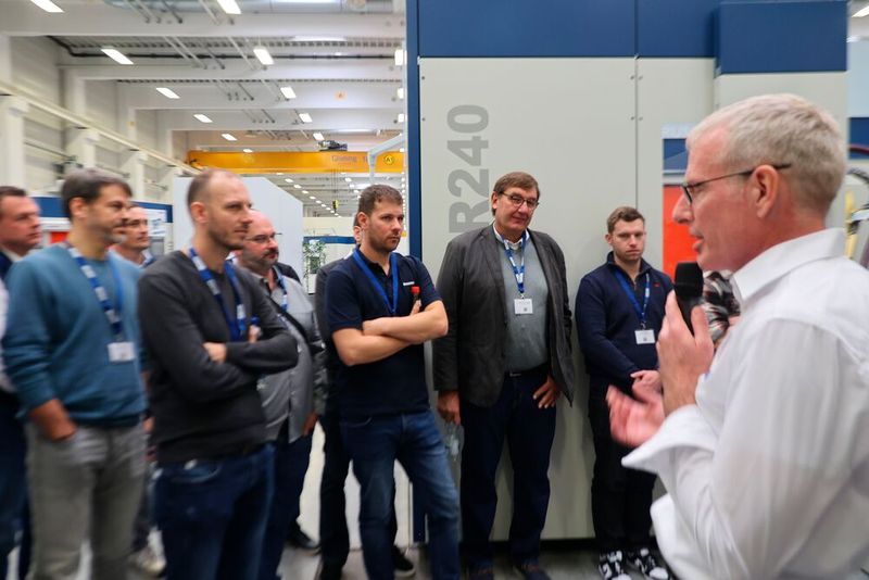 Die Experten von Grob und den Partnerunternehmen zeigten an den Maschinen elegante Lösungen für verschiedenste zerspanungstechnische Herausforderungen. (Bild: Maschinenmarkt/rw)