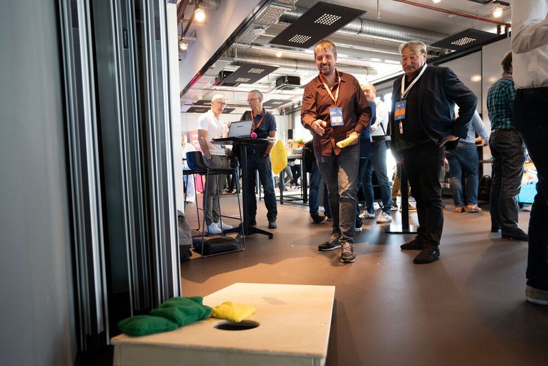 In der Ausstellungsfläche der Konferenz sorgten One-on-One-Spiele für gute Stimmung und Gespräche. (Bild: Vogel IT-Akademie)