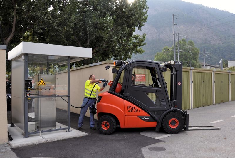 Aufgrund der Umstellung von 13 Diesel- auf Flüssiggasstapler tätigte Lonza AG die Investition in eine eigene Tankstelle auf dem Firmengelände. (Bild: Linde)