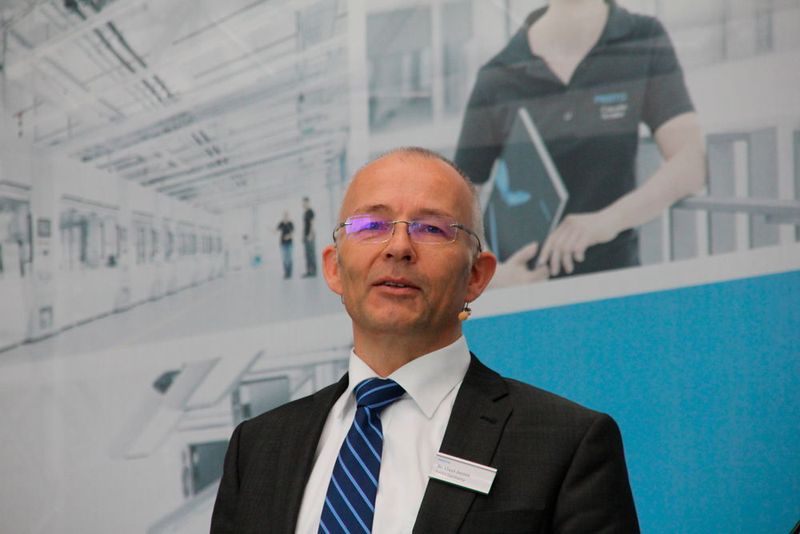 Laut Dr. Claus Jessen spielt in der Fabrik in Scharnhausen das Thema Lernen eine zentrale Rolle. Jessen, der als Vorstand Product Supply das Werk entscheidend mitgestaltet hat, sagt: „Wir haben in unserem Werk eine eigene Lernfabrik integriert, an der wir Schulungsinhalte praxisnah direkt vor Ort vermitteln können.“ (Bild: Reinhold Schäfer)