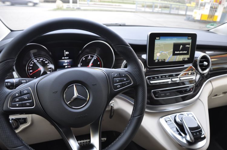 Dank hochwertiger Materialien und moderner Pkw-Technik ist die neue V-Klasse gegenüber dem heutigen Viano kaum mehr wiederzuerkennen.  (Foto: Richter)