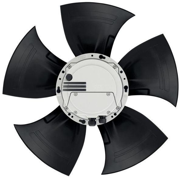 Im Jahr 2008 macht die „grüne“ Ventilatorreihe Hyblade Furore: Die Produkte aus Kunststoffflügeln mit eingebrachter Aluminiumverstärkung verbrauchen nicht nur weniger Strom, sondern erzeugen ein für das menschliche Ohr um die Hälfte reduziertes Geräusch. Aufgrund der eingesetzten Materialien ergibt sich laut Hersteller eine ausgezeichnete Ökobilanz im Vergleich zu herkömmlichen Produkten. (Bild: EBM-Papst)