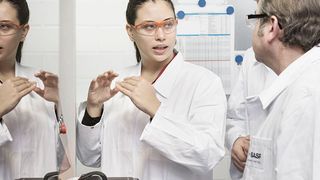 Myriam Suarez  arbeitet im Bereich Engineering & Maintenance bei BASF in Ludwigshafen. Ein neuer Videobeitrag der VDI-Kampagne zeigt, dass sie für die vernetzte Fabrik der Zukunft zunächst kluge Köpfe verbinden muss. (Bild: VDI /Fabian Stürtz)