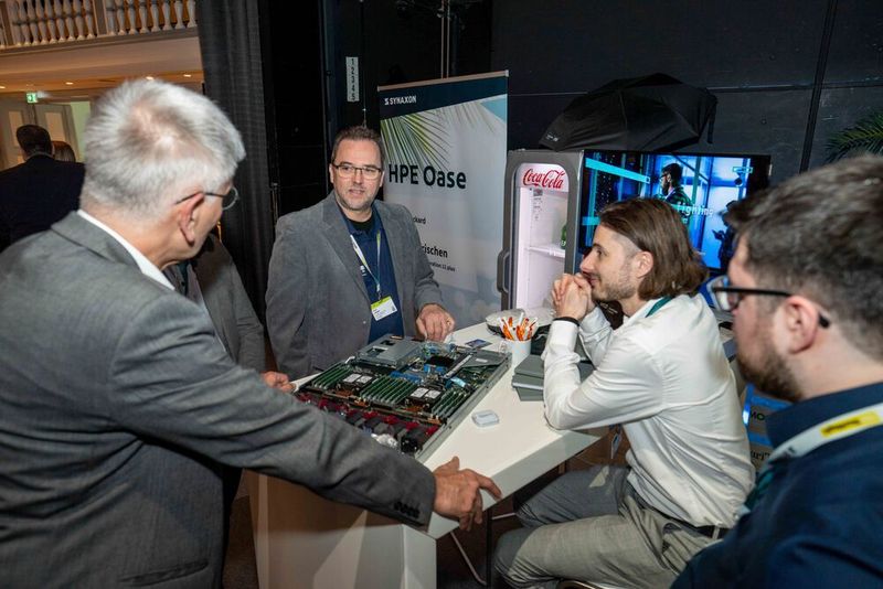 Gespräche an einem der 40 Hersteller- und Sponsoren-Stände (Bild: Valentin Diehl)