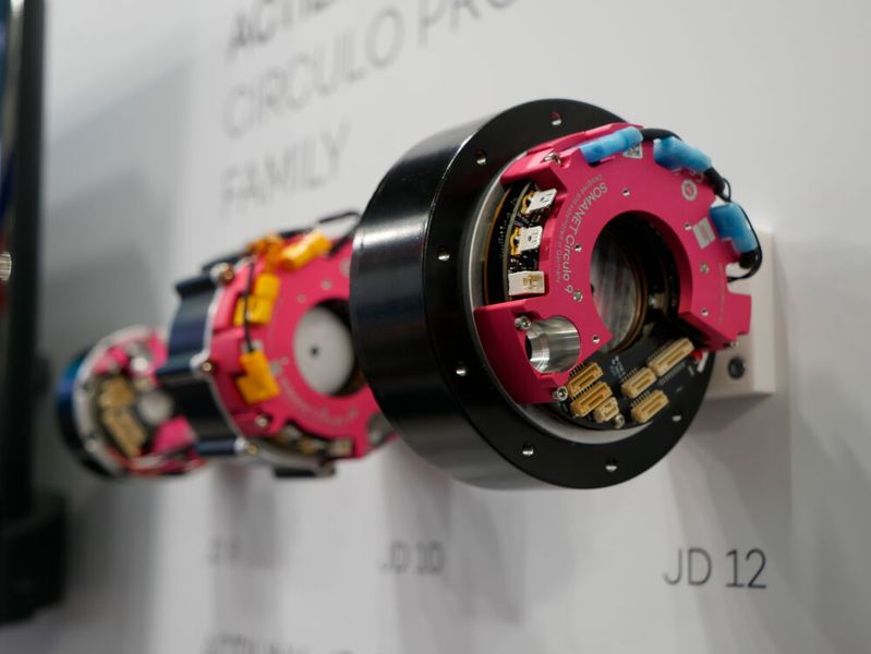 Synapticon brought its actuators to Nuremberg, among other things. Actilink-JD is particularly suitable for service robots or humanoid robots. Initial concepts of an AI safety solution for humanoid robots were also presented at the booth. (Image:Sandro Kipar/VCG)