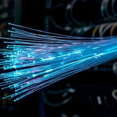 Nokias Aurelis Optical LAN setzt auf eine durchgängige Glasfaserinfrastruktur und ist nun über Allnet in der DACH-Region verfügbar.  (Bild: Gemini / KI-generiert)