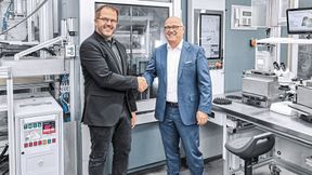 Der bisherige Geschäftsführer und Inhaber der Neddermann GmbH, Matthias Knieß (rechts), geht in den Ruhestand. Er hat die Führung an Sebastian Schill, Leiter der Technologiefabrik von Festo in Scharnhausen, übergeben. (Bild: Festo)
