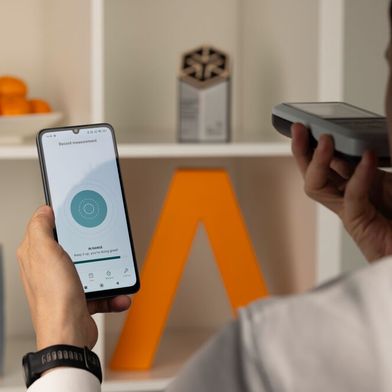 Der Atem-Aceton-Analysator Nutrion wird über eine Smartphone-App bedient und ermöglicht die selbstständige Messung von Atemaceton als Biomarker des Fettstoffwechsels. (Bild: Alivion AG)