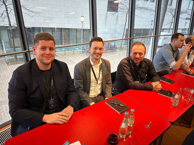 Rookie (v. l.) Niklas Poll setzt sich mit dem erfahrenen Samsung – Kollegen Fabian Hoffmann und Evangelos Koliofotis (mobilezone) gemütlich in die hinterste Reihe. (Bild: Vogel IT-Medien GmbH)