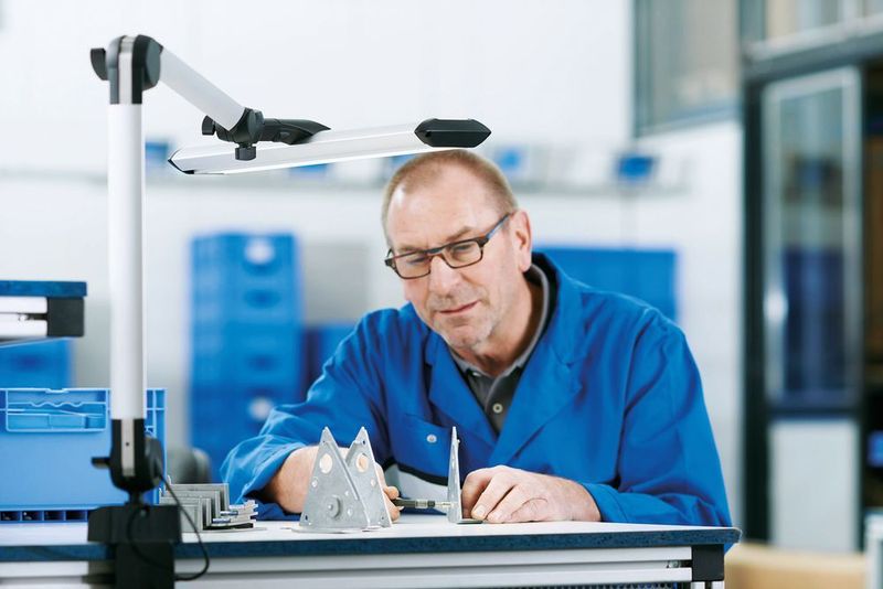 Optimale Sehbedingungen für Mitarbeiter jeden Alters ermöglicht eine individuell einstellbare Arbeitsplatzleuchte wie beispielsweise die TANEO von Waldmann. (kuhnle+knoedler)