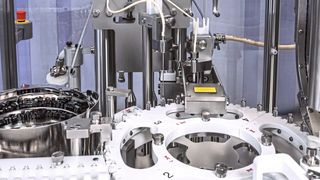 Die Syntegon MRD Abfülllinie verfügt über drei verschiedene Füllsysteme. So lassen sich bis zu 30 verschiedene Vial- und Karpulentypen befüllen und verschließen. (Bild: Syntegon)