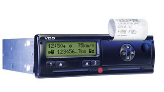 Der digitale Fahrtenschreiber DTCO 1381 erfasst exakt und praxisgenau auch sehr kurze Fahrzeugbewegungen. (Bild: VDO)