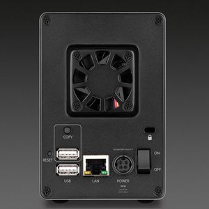 Auf der Rückseite befinden sich eine Schnittstelle für Gigabit-LAN (RJ-45) und zwei für USB-Ports.