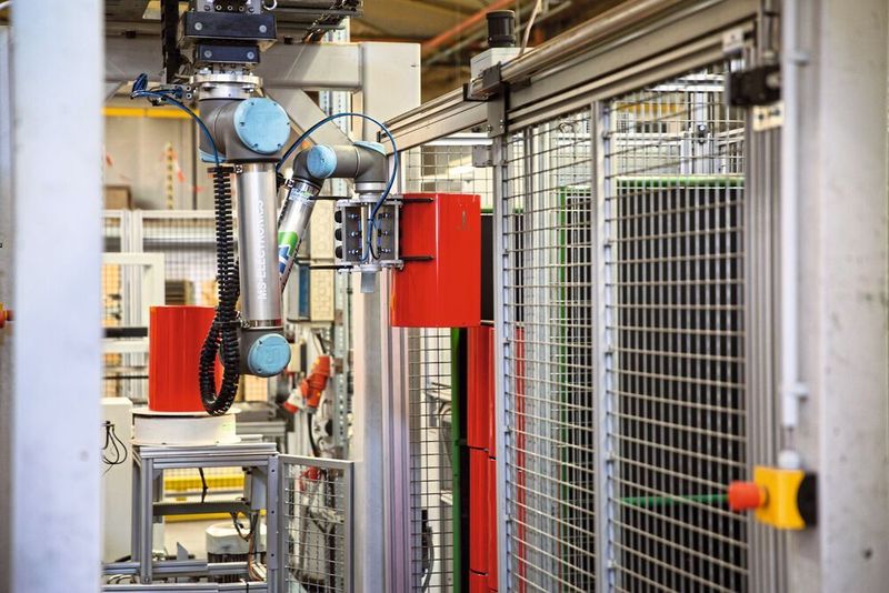 Der UR10 ist an einer Laufschiene montiert. Nach dem Stanzen transportiert er die bearbeiteten Werkstücke zu einem Wagen und stapelt sie dort ab. (Universal Robots)
