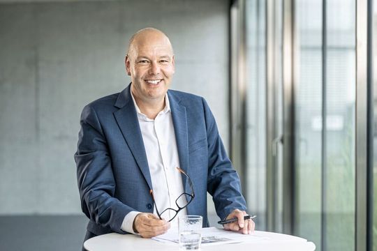 Laut CEO Lars Reich spiegelt der neue Standort im indischen Pune die zentralen Stärken von Feintool wider: eine klare Local-for-Local-Strategie, weltweit führendes technologisches Know-how sowie eine konsequente Ausrichtung auf Kunden- und Marktbedürfnisse.(Bild:  Feintool)