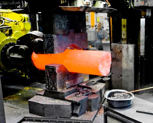 Das Gesenkschmieden ist eine relativ alte Umformtechnik. Doch das Umrüsten ist mit Zeitaufwand und Beschädigungsgefahr für die Gesenke verbunden. Das haben Forscher vom Fraunhofer-IWU aus Chemnitz nebst Partnern nun optimiert.(Bild:  Blacksmith Jack)