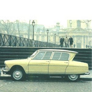 50 Jahre Citroën Ami: Mit der Präsentation des Ami 6 verblüffte Citroën am 24. April 1961 die internationalen Automobilwelt. Augenfällisgste Besonderheit der viertürigen Kompaktlimousine war das inverse Heckfenster.