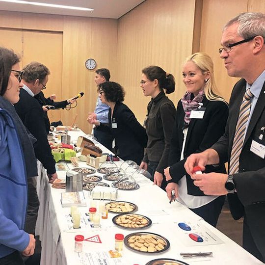 Das Max Rubner-Institut untersucht im Auftrag des Bundesministeriums für Ernährung und Landwirtschaft, wie sich Lebensmittel mit weniger Zucker, Fetten und Salz herstellen lassen(Bild:  Max Rubner-Institut)
