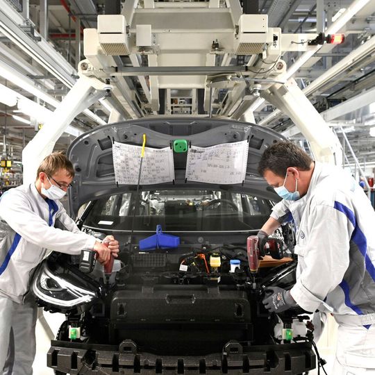 Patient Autobau: Das Zutrauen der Deutschen in die Krisenkompetenz der Hersteller ist eher gering.(Bild:  VW)