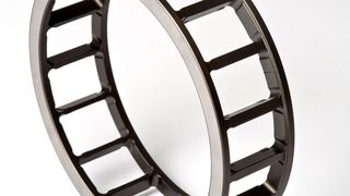 Das Bild zeigt einen innenringgeführten Stahlmassivfensterkäfig mit DLC-Beschichtung. (Bild: NKE)