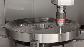 Im Verlauf dieser hochkomplexen Bearbeitung werden bei Bott immer wieder wichtige Maße überprüft. Dazu wird der Messtaster wie ein Werkzeug eingewechselt und die Messpunkte abgefahren. (Bild: Blum-Novotest)